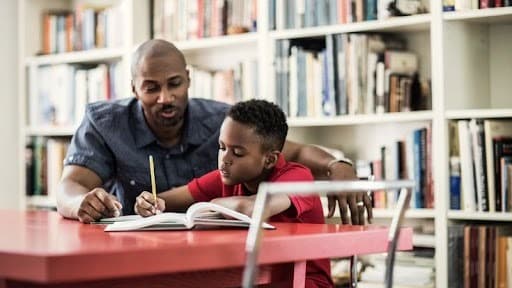 Enseignant qui aide un élève à faire ses devoirs