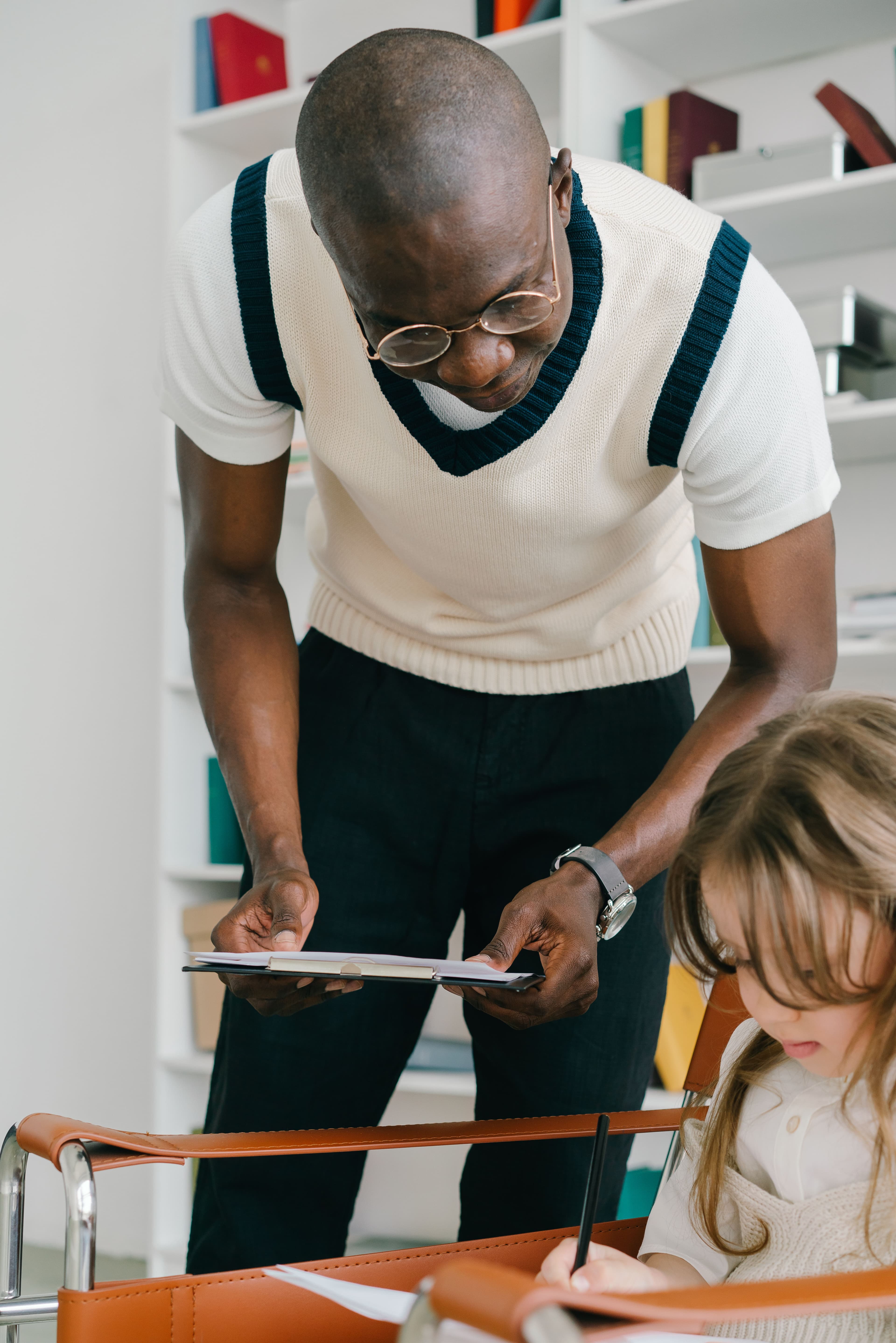 Enseignant qui vérifie le travail d'un élève